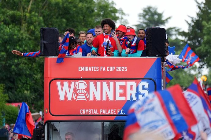 Archivo - 26 May 2025, United Kingdom, London: Crystal Palace players stand on an open-top bus during the English FA Cup winners parade in London. Photo: Yui Mok/PA Wire/dpa