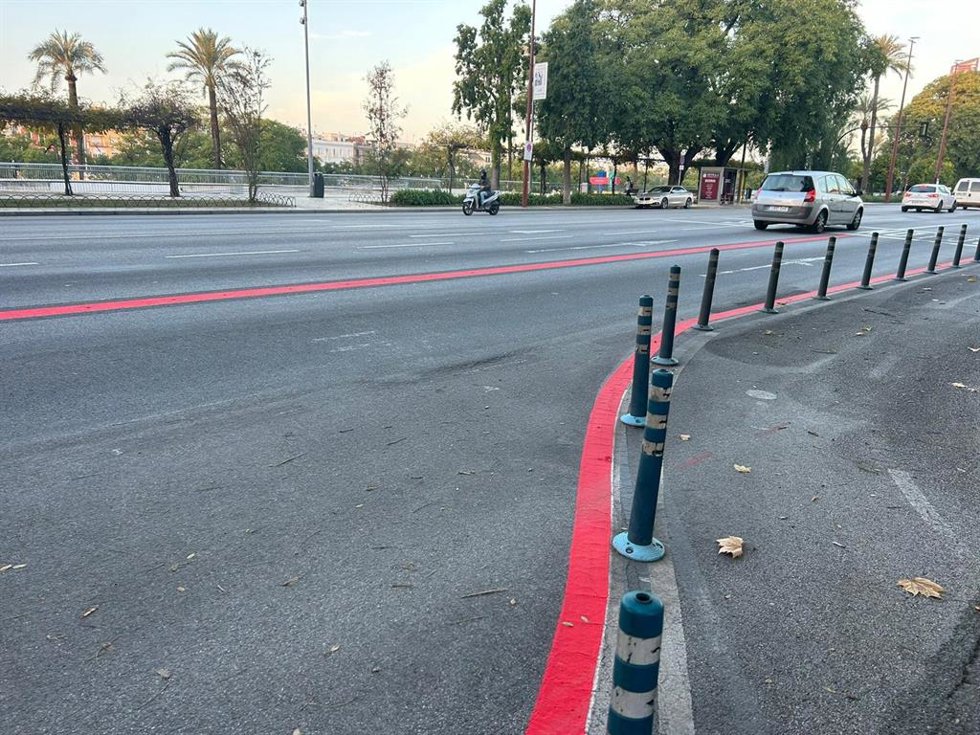 Archivo - Marcas viales para delimitar los carriles bus