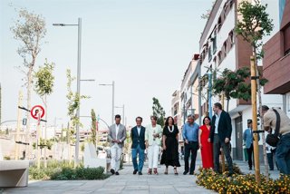 Rocío Díaz (centro) recorre, junto al resto de autoridades, el nuevo acerado de la remodelada Ronda del Marrubial.