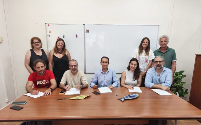 El presidente del IMAS y conseller de Bienestar Social del Consell de Mallorca, Guillermo Sánchez, firma con sindicatos y patronal la aplicación del plus de insularidad para el personal de los centros de protección de menores.