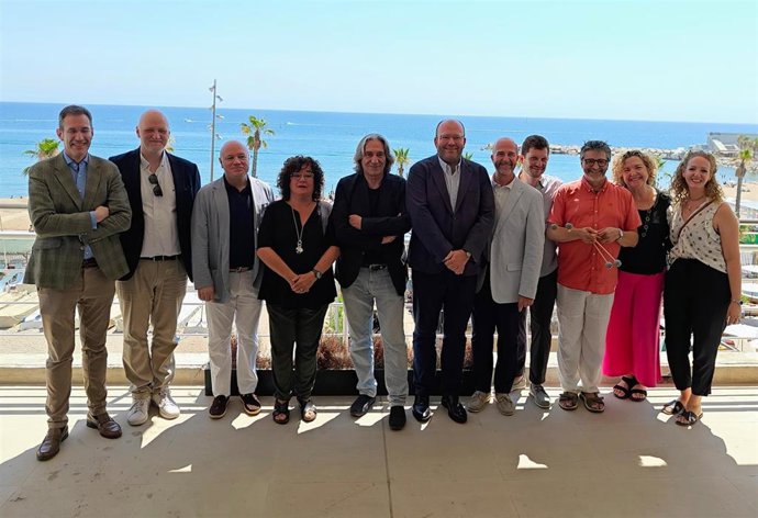 Foto de familia de los organizadores de 'Clàssica a la platja'.