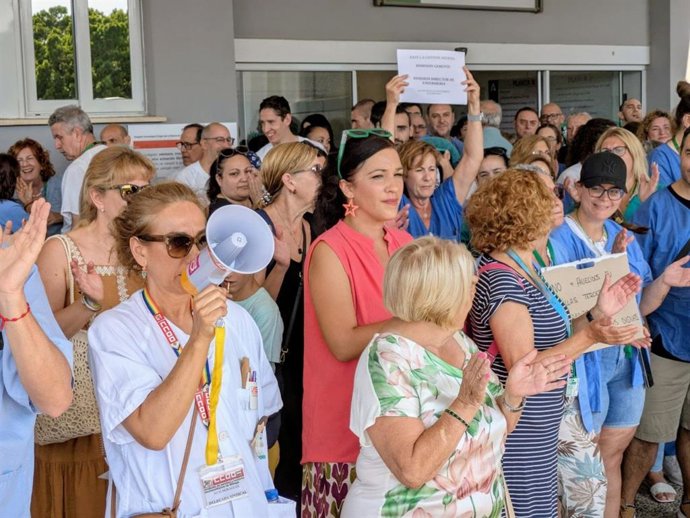 Toni Morillas ha participado este lunes en la movilización de la plantilla del Hospital Clínico para criticar "el auténtico colapso que sufre este centro hospitalario".