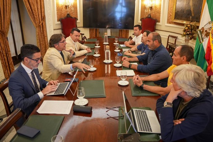 El diputado del Área de Asistencia a Municipios, Antonio Aragón, con el director del Instituto de Estadística y Cartografía de Andalucía.