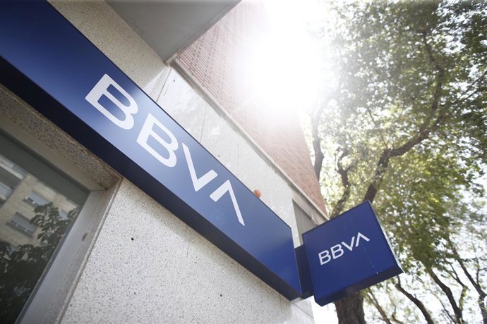 Archivo - Imagen del logo del BBVA en una oficina del banco en Madrid.