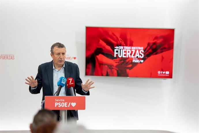 El secretario general del PSOE de Sevilla, Javier Fernández, en rueda de prensa.