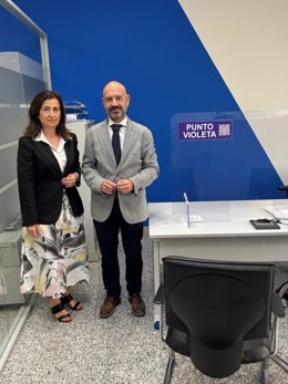 El subdelegado del Gobierno en Málaga, Javier Salas, en la inauguración del Punto Violeta que se ha instalado en la sede central de la Agencia Estatal de la Administración Tributaria de Málaga.