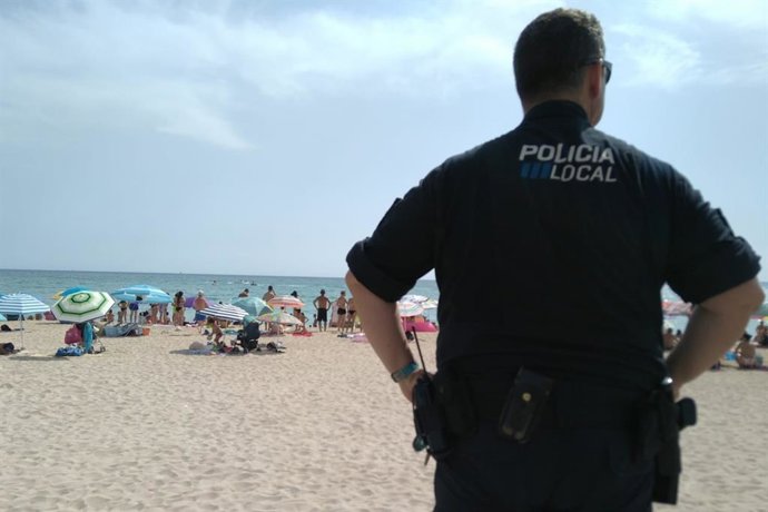 Un agente de la Policía Local de Palma, en la Playa de Palma.
