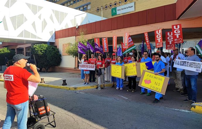 Concentración sindical frente al Hospital de la Mujer.