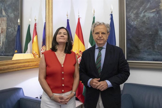 El presidente de la Diputación de Córdoba, Salvador Fuentes, y la nueva secretaria general de UGT Córdoba, Encarnación Laguna.