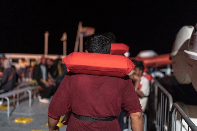 Archivo - Mediterranean: Mediterranean - PHOTO FROM: Life Support, the EMERGENCY ship, DURING THE NIGHT LIFE SUPPORT RESCUED ANOTHER 101 SHIPWRECKED, 88 PEOPLE WERE TRANSHIPPED OFF LAMPEDUSA IN AGREEMENT WITH THE ITALIAN AUTHORITIES - THE PORT ASSIGNED FO