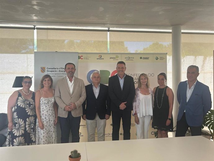 El Conseller De Empresa, Empleo Y Energía, Alejandro Sáenz De San Pedro, Y El Presidente De La Confederación Balear Del Comercio (CBC), Mateu Cunill, En La Presentación Del Espacio Multidisciplinar.