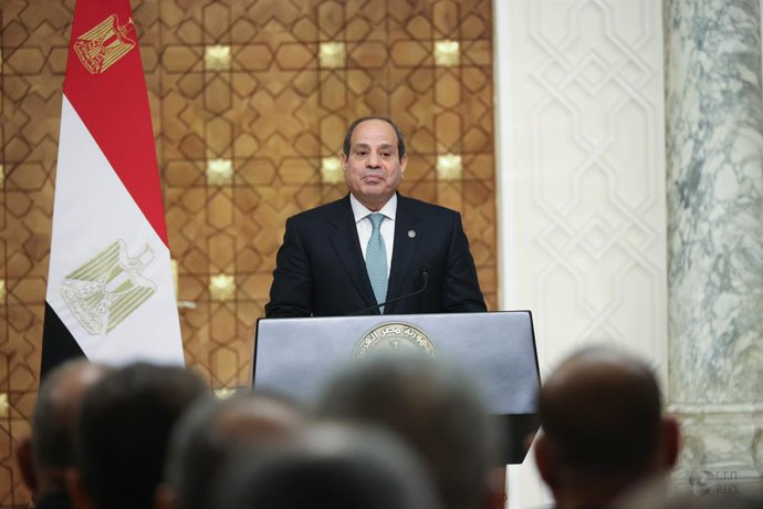 Archivo - HANDOUT - 08 de janeiro de 2025, Egito, Cairo: O presidente do Egito, Abdel Fattah El-Sisi, fala durante uma coletiva de imprensa conjunta com o primeiro-ministro da Grécia, Kyriakos Mitsotakis, e o presidente do Chipre, Nikos Christodoulides, n