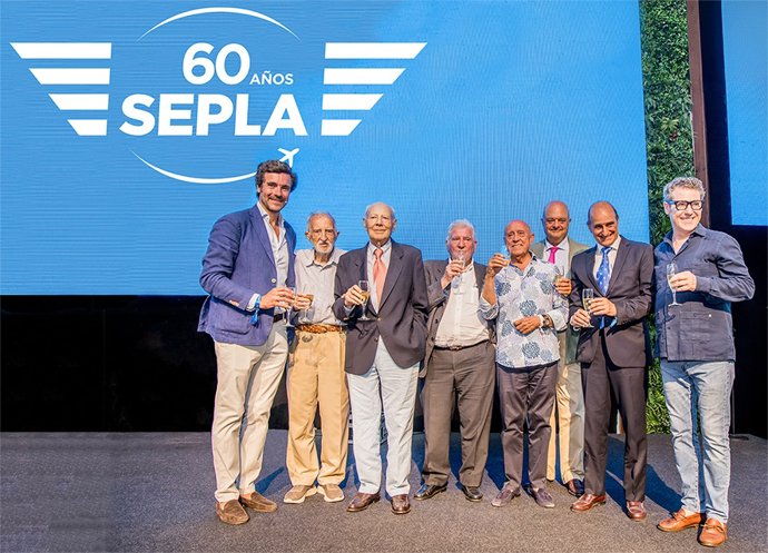Fernando Miragaya, actual presidente de Sepla (izda) junto a Francisco Torres Arias, uno de los cuatro fundadores de Sepla, y a continuación seis expresidentes de diferentes etapas de su historia.