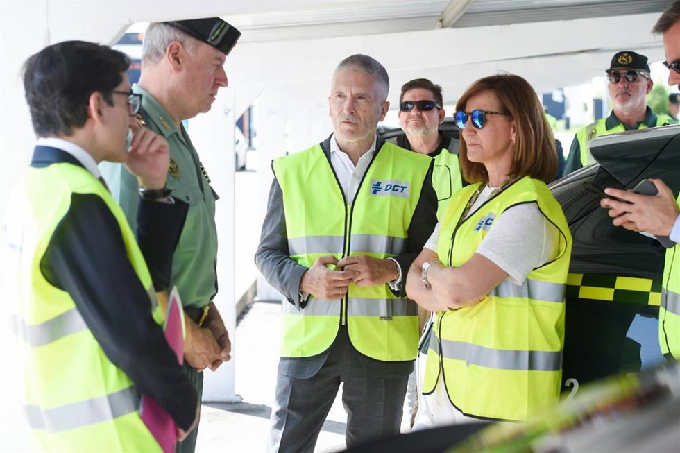 (I-D) El general de División de la Guardia Civil, Tomás García Gazapo; el ministro del Interior, Fernando Grande-Marlaska y la secretaria general de la DGT, María Lidón, durante la presentación de la 'Operación verano 2025' de la DGT, en la carretera M-