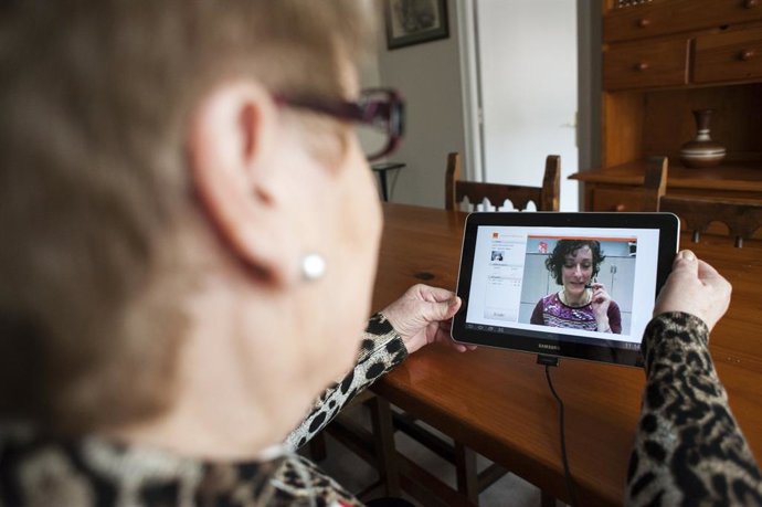 La teleasistencia de la Diputación de Barcelona contacta con 297 usuarios este domingo por el calor.