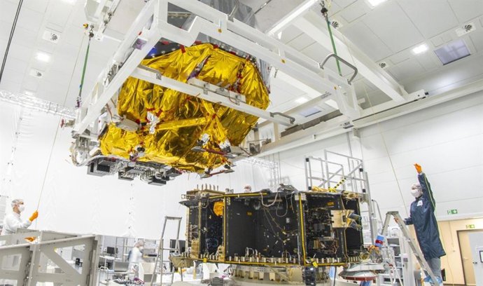 O banco óptico, com suas 26 câmeras, é içado para o módulo de serviço da espaçonave. Esse módulo abriga todos os componentes necessários para o voo espacial, o controle, a operação do telescópio espacial e a transmissão de dados científicos.
