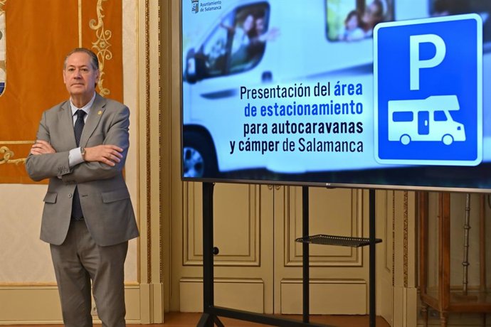Carabias durante la presentación del proyecto de aparcamiento de autocaravanas en Salamanca.