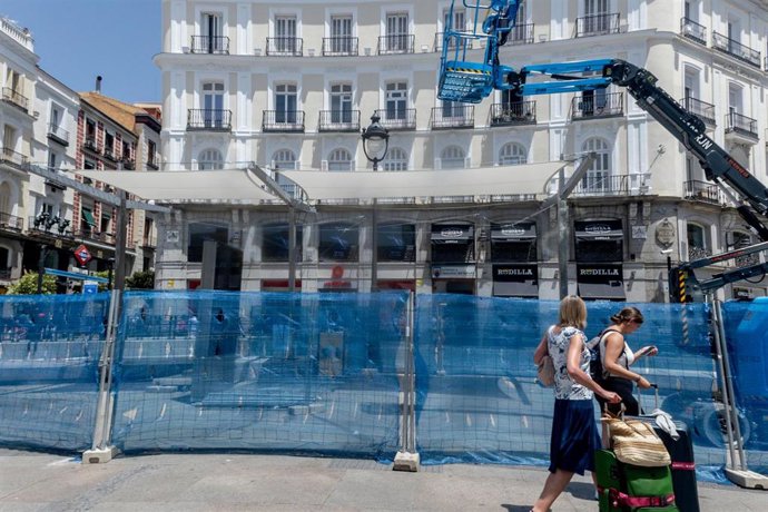 Instalación de unos toldos en la Puerta del Sol