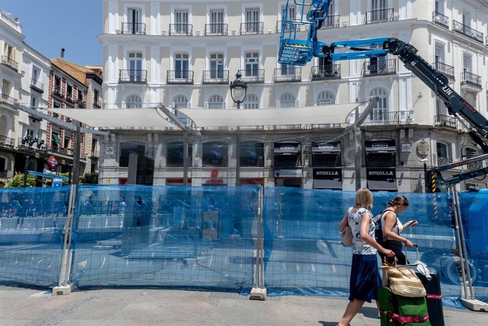 Instalación de unos toldos en la Puerta del Sol