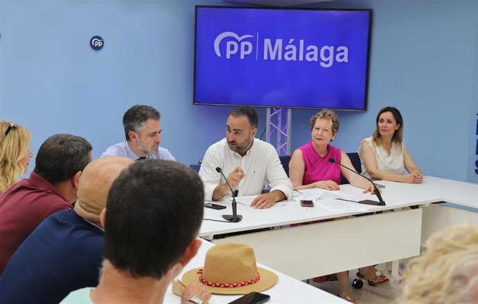 El diputado nacional por el PP de Málaga Mario Cortés, junto al vicesecretario 'popular' y concejal del Distrito Este de Málaga, Carlos Conde.