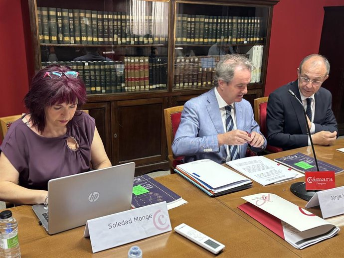 El presidente de la Fundación Basilio Paraíso y de la Cámara de Comercio de Zaragoza, Jorge Villarroya; el director territorial de Ibercaja, Antonio Lacoma; y la consultora Soledad Monge.