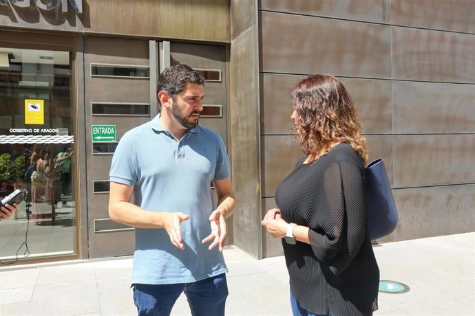 El portavoz de Vox en las Cortes de Aragón, Alejandro Nolasco, habla con la concejal de este partido en Teruel, Verónica Luz.