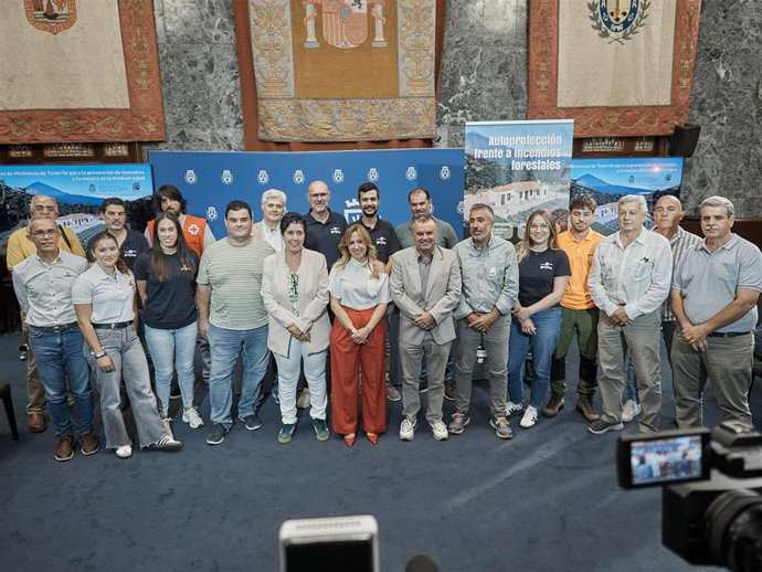 La presidenta del Cabildo de Tenerife, Rosa Dávila (en el centro), con participantes del Plan de Medianías de Tenerife