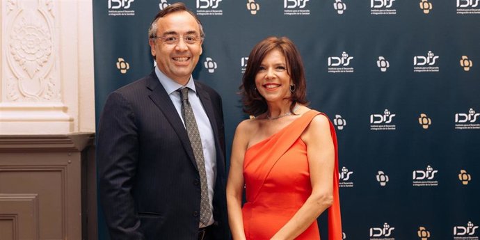(De Izquierda A Derecha): Carlos Fernández Catalán, Chief Executive Officer De Grupo Vivo Y Marta Villanueva, Directora General De La Fundación IDIS.