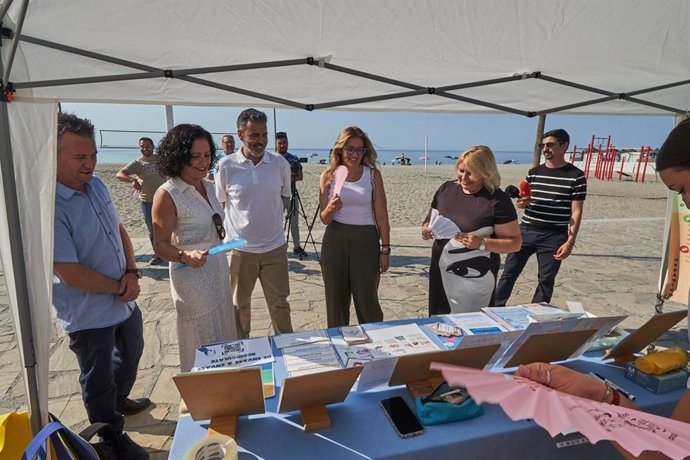 El diputado provincial y presidente del Consorcio Provincial de Residuos Sólidos Urbanos, Luis Rodríguez, presenta la campaña de concienciación en playas 'De envase a envase, recircúlate'.