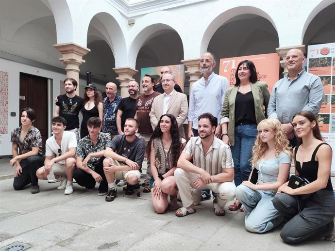 Foto de familia en la presentación de Agusto en Mérida.