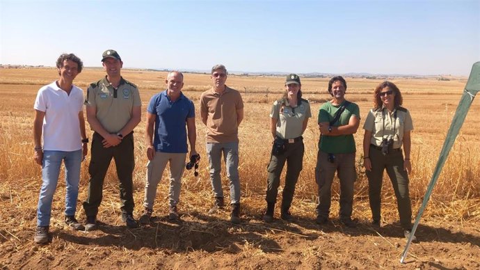 Martínez (3º izda.) en un campo de cultivo en Belalcázar que sirve de hábitat al Aguilucho Cenizo.