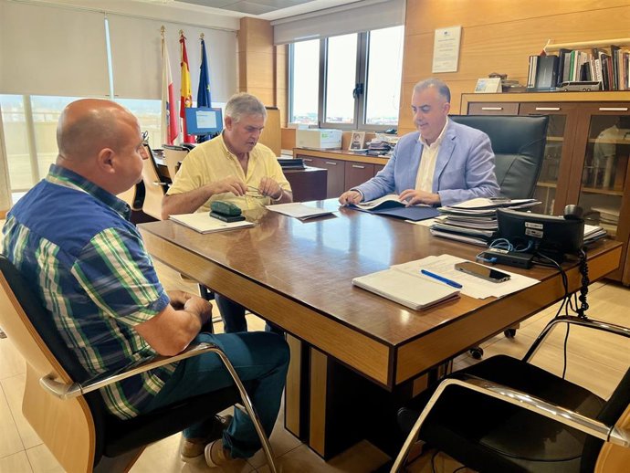 El consejero de Fomento, Roberto Media, se reúne con el alcalde de Solórzano, Santiago Campos