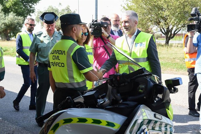 El ministro del Interior, Fernando Grande-Marlaska,  saluda a su llegada a la presentación de la 'Operación verano 2025' de la DGT, en la carretera M-50 punto kilométrico 66,500, a 30 de junio de 2025, en Madrid (España). Esta campaña es el gran dispositi