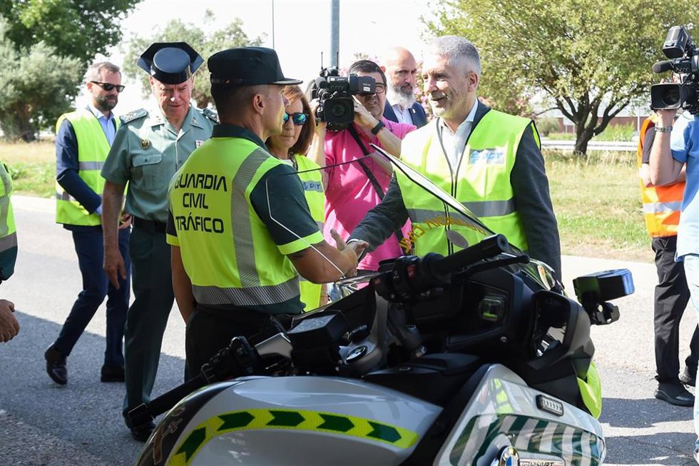 El ministro del Interior, Fernando Grande-Marlaska,  saluda a su llegada a la presentación de la 'Operación verano 2025' de la DGT, en la carretera M-50 punto kilométrico 66,500, a 30 de junio de 2025, en Madrid (España). Esta campaña es el gran disposi