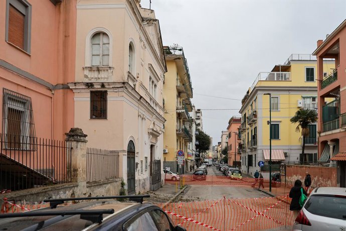 Archivo - Arquivo - 14 de março de 2025, Napoli, Campania, Italia: Nápoles 14/03/2025 danos causados pelo terremoto de magnitude. 4,4 em Campi Flegrei, na foto: Prédio evacuado após o terremoto da outra noite porque não era seguro