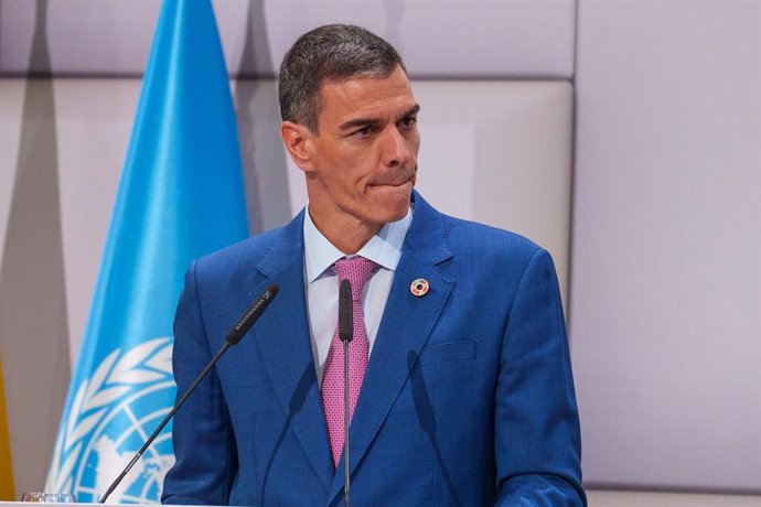 O Presidente do Governo, Pedro Sánchez, fala à mídia. Em 30 de junho de 2025, em Sevilha, Andaluzia (Espanha). O Presidente do Governo, Pedro Sánchez, comparece perante a mídia juntamente com o Secretário Geral da Federação Espanhola de Futebol.