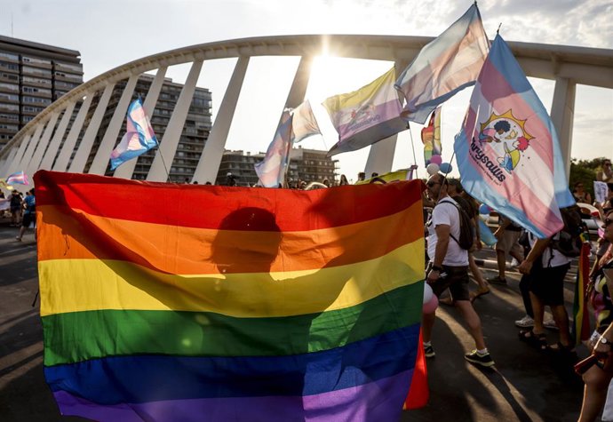Centenas de pessoas durante a manifestação do Orgulho LGTBI+ em 28 de junho de 2025 em Valência, Valência, Espanha. A marcha é organizada por ocasião do Dia do Orgulho e foi convocada pela Lambda com o slogan 'Ara més que mai: Org