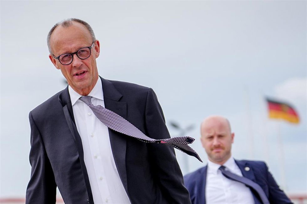24 June 2025, Brandenburg, Schnefeld: German Chancellor Friedrich Merz boards the air force's government aircraft at the military section of BER Berlin-Brandenburg Airport for the flight to the NATO summit in The Hague. Photo: Kay Nietfeld/dpa