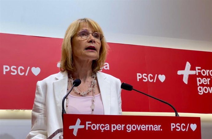 La viceprimera secretaria y portavoz del PSC, Lluïsa Moret, en una rueda de prensa desde la sede del partido