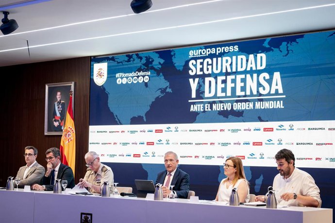 El presidente de Arquimea, Diego Fernández, el presidente de Urovesa, Justo Sierra, el director general de CESTIC, José María Millán, Martínez, el presidente de AICOX, Carlos Laborda, la directora de Servicios de Lenovo, Cristina Martínez y el periodista 