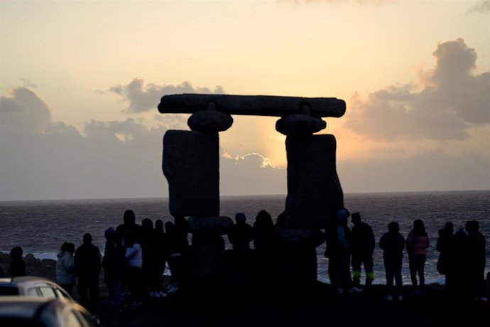 Archivo - Vista de la puesta del sol, a 8 de abril de 2024, en El Porriño, A Coruña, Galicia (España). Un eclipse solar total que ha recorrido América del Norte se ha podido ver parcialmente desde Galicia y Canarias.