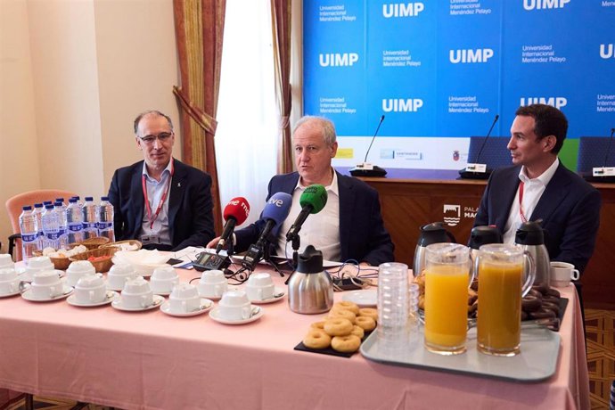 El consejero de Indusria,  Eduardo Arasti, en un desayuno informativo con los medios.
