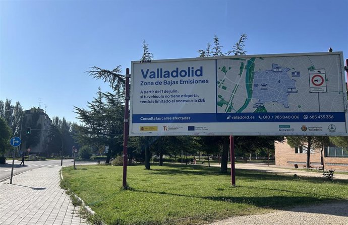 Valla publicitaria con un gran cartel informativo sobre la Zona de Bajas Emisiones de Valladolid en la calle Padre José Acosta.
