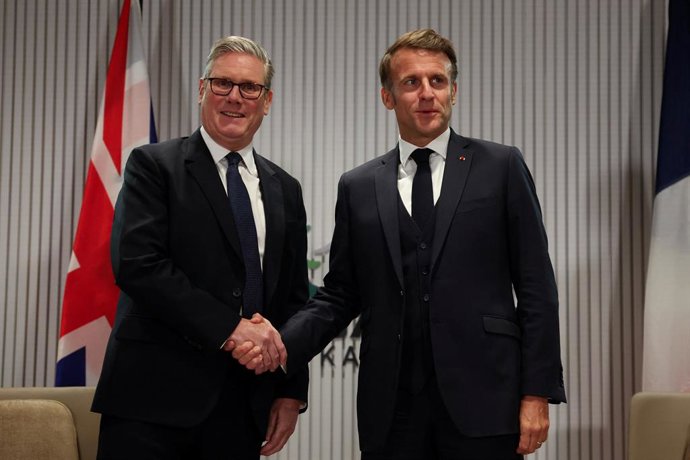 16 de junho de 2025, Canadá, Kananaskis: O primeiro-ministro do Reino Unido, Keir Starmer (à esq.), reúne-se com o presidente da França, Emmanuel Macron, à margem da Cúpula de Líderes do G7 em Kananaskis. Foto: Suzanne Plunkett/PA Wire/dpa