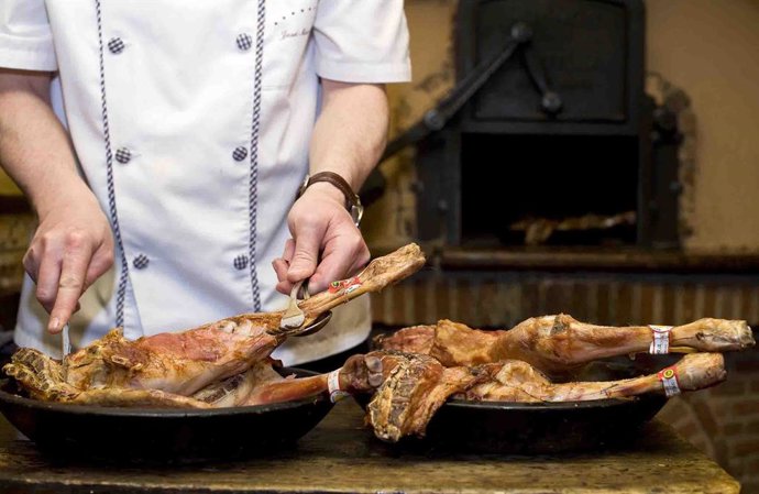 Archivo - Cocinero preparando cordero asado