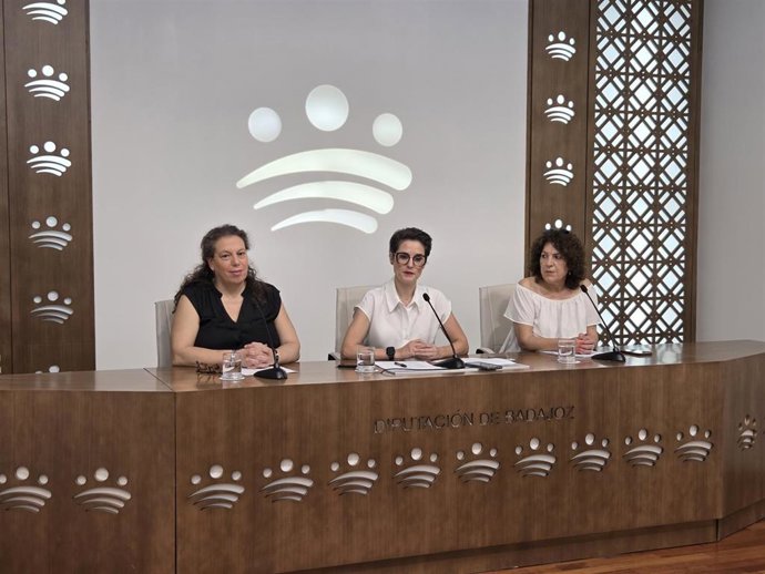La presidenta de la Diputación de Badajoz y las diputadas de Economía y Hacienda y del OAR informan sobre la resolución de la XIII convocatoria de anticipos reintegrables.