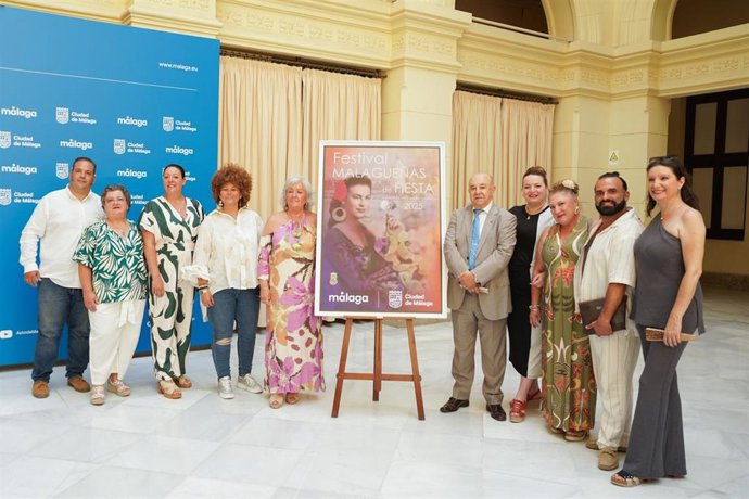 La concejala delegada de Servicios Operativos, Playas y Fiestas, Teresa Porras, acompañada por el presidente de la Federación Malagueña de Peñas Manuel Curtido, entre otros, presenta el Festival de Malagueñas de Fiesta 'Memorial José María Alonso'