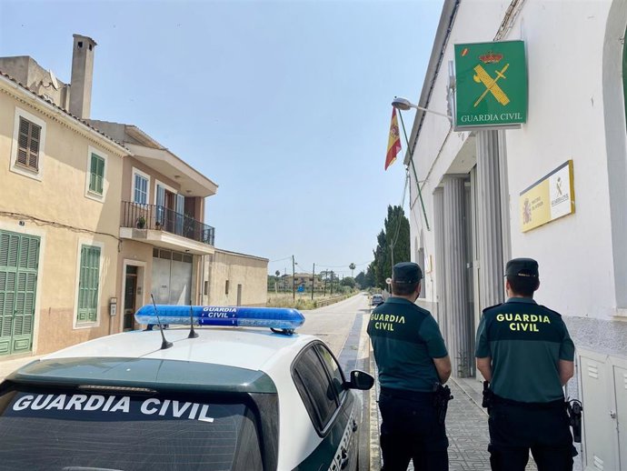 Dos agentes de la Guardia Civil, de espaldas.