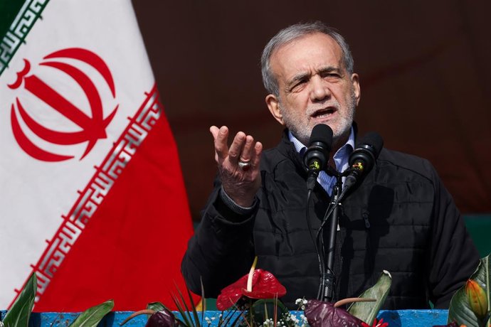 Archivo - HANDOUT - 10 February 2025, Iran, Tehran: Iranian President Massoud Pezeshkian delivers a speech during a rally at Tehran's Azadi (Freedom) Square, to mark the 46th anniversary of the 1979 Islamic Revolution, which overthrew the US-friendly Shah