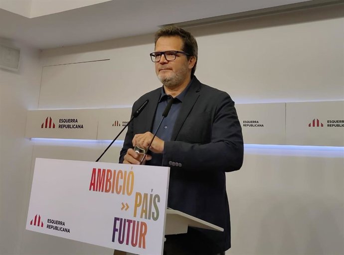 El vicesecretario de Comunicación de ERC, Isaac Albert, en rueda de prensa.